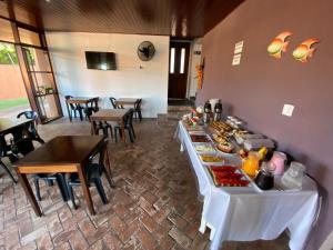een buffet met eten erop in een restaurant bij Pousada Ponta dos Corais in Guarujá +83 foto's