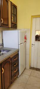 - une cuisine équipée d'un réfrigérateur blanc dans l'établissement Kenny G, à Tinogasta