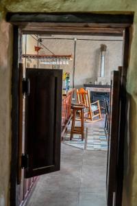 La CarolinaにあるPosada Casablancaのテーブルと椅子付きのキッチンへと続く開放的なドア