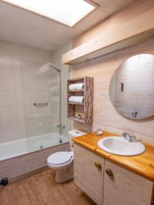 uma casa de banho com um lavatório, um WC e uma banheira em Hostal Sirena em Pichilemu