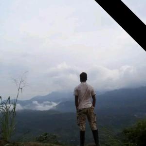 un hombre parado en la cima de una montaña mirando al cielo en Los Mandainos, en Santa Marta