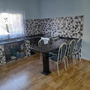 cocina con mesa y sillas en una habitación en Casa no centro en Pirapora do Bom Jesus