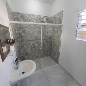 ein Bad mit einer Dusche und einem Waschbecken in der Unterkunft Casa no centro in Pirapora do Bom Jesus