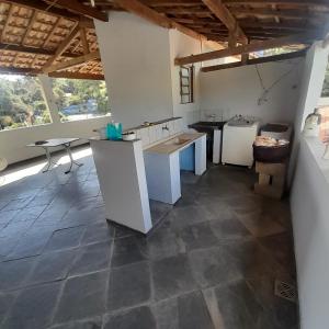 - une cuisine avec un comptoir et une table dans une pièce dans l'établissement Casa no centro, à Pirapora do Bom Jesus