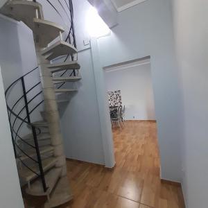 escalera de caracol en una habitación blanca con comedor en Casa no centro en Pirapora do Bom Jesus