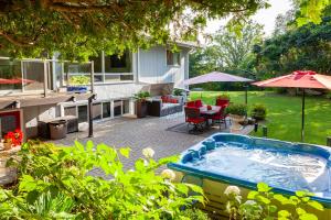 a backyard with a hot tub in the yard at Nature Oasis Mar Suite in Dundas