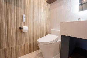 BlenheimにあるLux Hotelのバスルーム(トイレ付)、壁掛け電話が備わります。