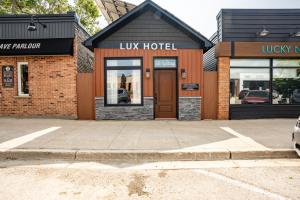 a lix hotel building on a city street dans l'établissement Lux Hotel, 