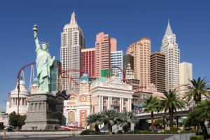 un edificio con una estatua delante de una ciudad en Pleasant Unit at New York New York Strip Las Vegas en Las Vegas