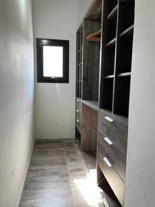 ein Zimmer mit einem Schrank mit einem Fenster in der Unterkunft Casa 3 dormitorios. - Barrio Valle Cercano in Cordoba