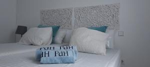 un letto bianco con cuscini e percorso sopra il sentiero che colpisce il sentiero di Mi refugio en el mar a Playa Honda