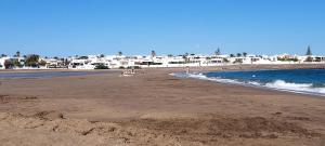 una playa con gente en la arena y el agua en Mi refugio en el mar, en Playa Honda