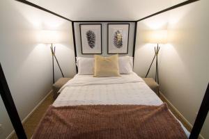 1 dormitorio pequeño con 1 cama con 2 lámparas en Cottonwood Heights - Lower Level of Mountain Home! en Cottonwood Heights