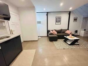 德拉瑪的住宿－Leos Dream Apartment，客厅配有沙发和桌子