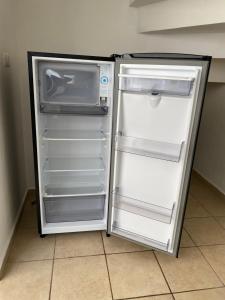 un frigorifero vuoto con la porta aperta in una cucina di Casa las Maravillas • Solo cuenta con camas • -25% a Tejeda