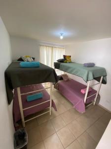 Tejeda的住宿－Casa las Maravillas • Solo cuenta con camas • -25%，小房间设有两张床和窗户