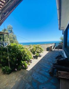 eine Terrasse mit Meerblick von einem Haus aus in der Unterkunft Cabañas Don Fermin in Chovellén