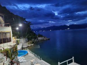 - une vue sur une grande étendue d'eau la nuit dans l'établissement Hotel Restaurante La Villa de los Dioses, à San Antonio Palopó