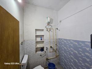 un bagno con doccia e WC al suo interno di Sudha Kutir Puri a Puri