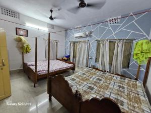 Letto o letti in una camera di Sudha Kutir Puri