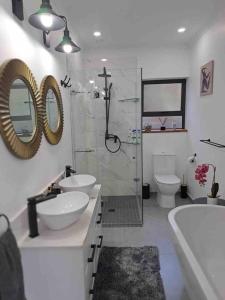 O baie la Modern mountainside home with ocean view - Minimal load shedding