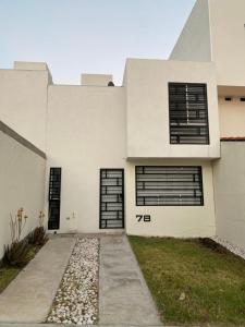 Tejeda的住宿－Casa las Maravillas • Solo cuenta con camas • -25%，白色的房子,有黑窗和车道