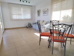 uma sala de estar com uma mesa e cadeiras e um sofá em Coronado Beach Paradise em El Llano del Medio