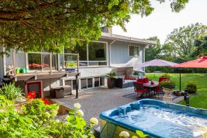 a backyard with a hot tub in the yard at Nature Oasis Bar Room in Dundas