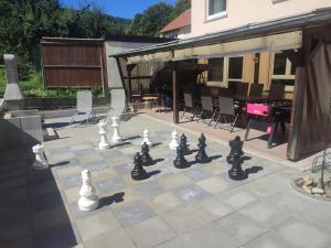 um grande tabuleiro de xadrez num pátio com um tabuleiro de xadrez em Ferienhaus Seifert em Bischofsheim an der Rhön