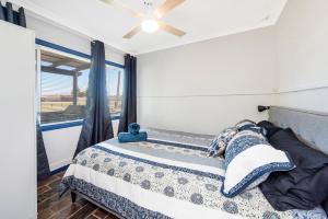 1 dormitorio con cama y ventana en Gone Coastal en Lancelin