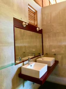 ein Badezimmer mit zwei Waschbecken und einem großen Spiegel in der Unterkunft Kites Mancora in Máncora