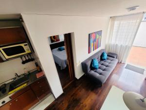 sala de estar con sofá y dormitorio en Hostel Usaquen Bogota, en Bogotá