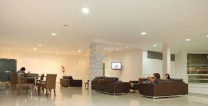 a lobby with people sitting on couches and a table at Golden Dolphin Resort - Caldas Novas - GO in Caldas Novas