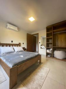 - une chambre avec un grand lit dans l'établissement CASA DA FONTE, à Bento Gonçalves