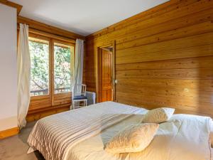 a bedroom with a bed with wooden walls and a window at Appartement Val-d'Isère, 4 pièces, 7 personnes - FR-1-694-91 in Val-d'Isère