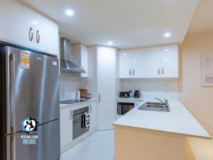 Dapur atau dapur kecil di Spectacular Esplanade 4BR Contemporary with Views
