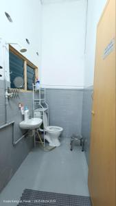 a bathroom with a toilet and a sink at Homestay Laman Dahlia in Kuala Kangsar