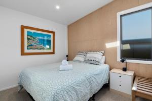 1 dormitorio con 1 cama y TV de pantalla plana en Kaiteriteri Crib - Kaiteriteri Holiday Home en Kaiteriteri