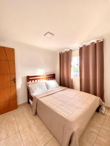 卡波布里奧的住宿－Apartamento Apês do Peró 10 - centro - 5 pessoas，一间卧室设有一张大床和一个窗户。