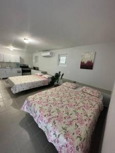 1 dormitorio con 2 camas y cocina en OceanView 2, en Guayama