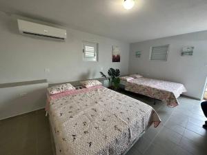 sypialnia z 2 łóżkami w pokoju w obiekcie OceanView 2 w mieście Guayama