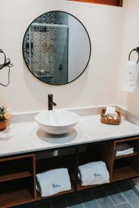 een badkamer met een wastafel en een spiegel bij Hotel Casa Puga in Oaxaca City