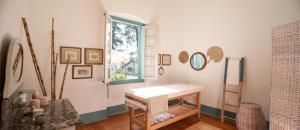 a room with a table and a window at Limoeiro da Concórdia Hotel Fazenda de Charme in Itu