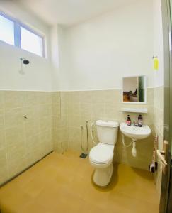 een badkamer met een toilet en een wastafel bij LH Homestay Suite Gua Musang- Masjid Mekah in Gua Musang