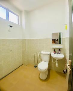 a bathroom with a toilet and a sink at LH SUITE HOMESTAY Gua Musang- Masjid Mekah in Gua Musang