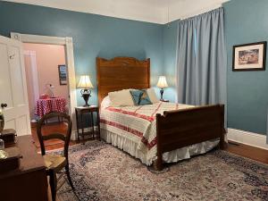 サンアントニオにあるBrackenridge House Bed and Breakfastのベッドルーム1室(ベッド1台、テーブル、椅子付)