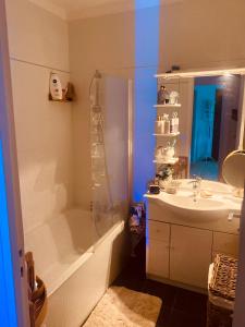 ein Bad mit einer Badewanne, einem Waschbecken und einer Dusche in der Unterkunft Logement unique et chic PARIS 15 min champs Élysée in Rueil-Malmaison