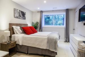 Un dormitorio con una cama con almohadas rojas y una ventana en Nature Oasis Bar Room en Dundas