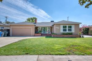 uma casa com garagem e relvado em Spacious & Quiet 4BR/2BA Home em Fresno