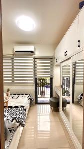- une chambre avec un lit, un bureau et une fenêtre dans l'établissement Mall of Asia Shore 2 Condo, à Manille